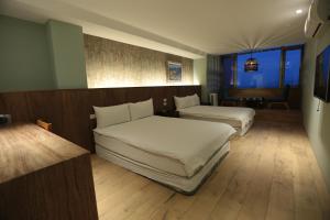 Uma cama ou camas num quarto em Jiufen HappyLand B&B