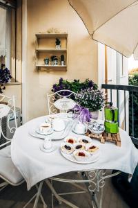 a table with plates of food on a balcony at Appartamento Madison in Vittorio Veneto