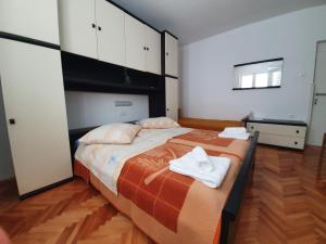 Postel nebo postele na pokoji v ubytování Rooms Čapo Rab
