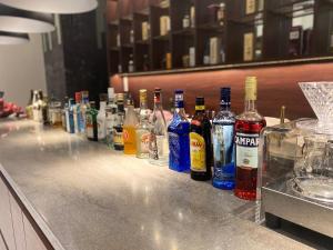 una fila de botellas de alcohol sentadas en un mostrador en Hotel Bay Gulls, en Tajiri