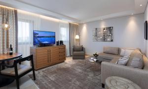 TV a/nebo společenská místnost v ubytování Orient by Isrotel Exclusive