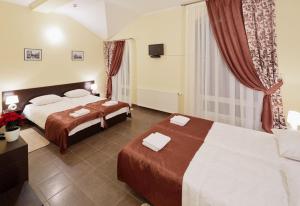 Una habitación de hotel con dos camas y un televisor. en Sleeping hotel, en Zboyska 20 fotos más