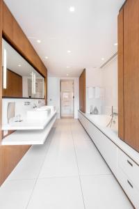 ein weißes Badezimmer mit 2 Waschbecken und einem großen Spiegel in der Unterkunft Hotel C2 in Marseille