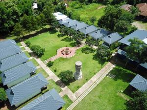 una vista aérea de un patio con casas en Diamond Village Pai, en Pai