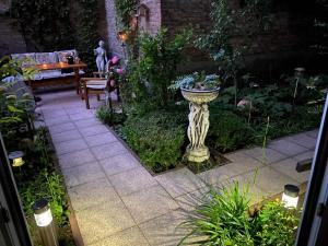 a garden with a planter in the middle of a patio at Hotel Gunia in Berlin