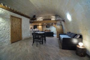 un soggiorno con divano e una cucina di ROBERTO's Guest House ad Andria