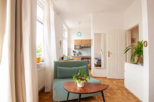ライプツィヒにあるLeipzig Flats 1のリビングルーム(青いソファ、テーブル付)