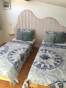 two beds sitting next to each other in a room at Tranquille au PANIER face à la mer in Marseille