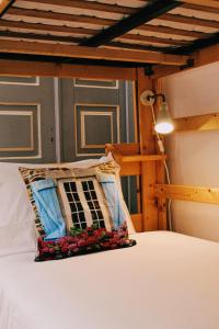 uma almofada sentada numa cama num quarto em Very Typical - Alojamento Local em Elvas