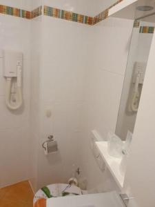 biała łazienka z toaletą i umywalką w obiekcie Guest House Mare e Monti w Rabacu