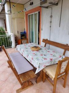 een tafel en een stoel met een tafel en een tafel en een tafel bij Apartman Gabriel in Podgora