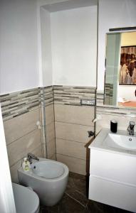 ノートにあるCasa Vacanze "A Machina Ro Ghiaccio"のバスルーム(洗面台、トイレ、鏡付)
