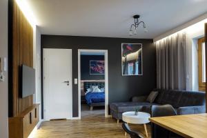 ein Wohnzimmer mit einem Sofa und einem Tisch in der Unterkunft Awanport B21 in Gdynia