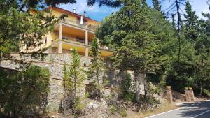 une maison arborée sur le flanc d'une colline dans l'établissement Casa Bruna - Cipresseta del Chianti, à Castellina in Chianti