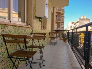 een balkon met tafels en stoelen in een gebouw bij Le Tre Casuzze in Siracusa