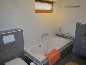 La salle de bains est pourvue d'une baignoire et de toilettes. dans l'établissement Ferienwohnung Sonja Sinsheim, à Sinsheim