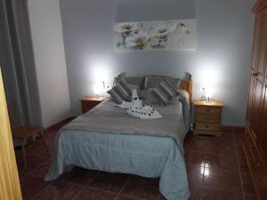 una camera da letto con un letto con due lampade sopra di Casa los abuelos 1 a La Goleta