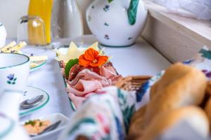 Jedlo v ubytovaní bed & breakfast alebo blízkom okolí