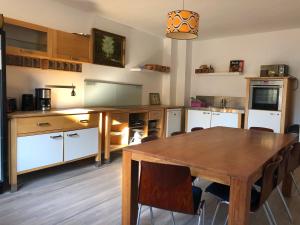 uma cozinha com uma mesa de madeira e uma sala de jantar em Weltempfänger Backpacker Hostel em Colônia