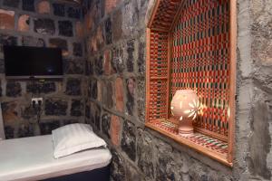 a room with a lamp in a brick wall at Sama Heights Resort in Dār Sawdāʼ