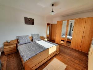 1 dormitorio con cama y espejo en Ferienwohnung Schwarzwaldblick, en Unterreichenbach