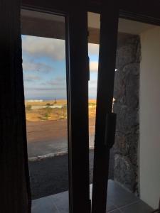 una puerta corredera de cristal con vistas al desierto en Agriturismo El Bounty1, en Puerto del Rosario