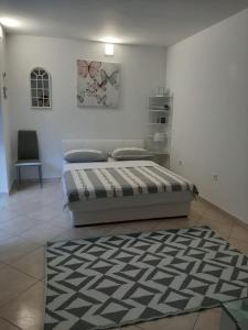 una camera con letto e tappeto di Dulcis a Spalato (Split)