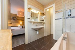 Koupelna v ubytování Hôtel Restaurant l'Aubergade