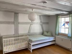 Ένα ή περισσότερα κρεβάτια σε δωμάτιο στο Ferienwohnung im Herzen der Altstadt