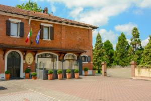 een bakstenen gebouw met twee vlaggen ervoor bij Le Tuie in Bologna
