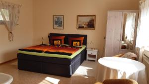 Кровать или кровати в номере Fewo Zum alten Bergdoktor