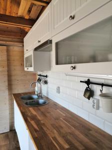 eine Küche mit weißen Schränken und einer Spüle in der Unterkunft Golcza Vita in Choszczno