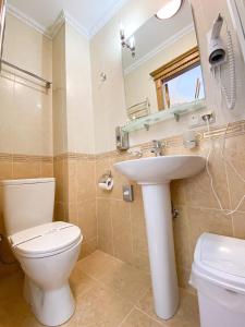 Koupelna v ubytování Петрос Family Hotel