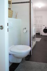 ein Badezimmer mit Toilette und Dusche in der Unterkunft Im Schneewinkl in Schönau am Königssee + 10 Fotos