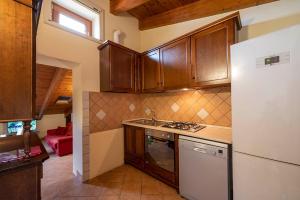 A kitchen or kitchenette at Vico d'Ercole