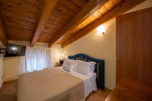 A bed or beds in a room at Vico d'Ercole