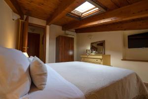 A bed or beds in a room at Vico d'Ercole