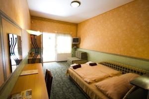 Posteľ alebo postele v izbe v ubytovaní Piknik Wellness Hotel