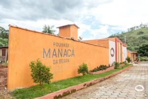a sign that reads mamaica on the side of a building at POUSADA MANACÁ DA SERRA in Vargem Bonita