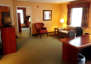TV a/nebo společenská místnost v ubytování GrandStay Hotel & Suites Downtown Sheboygan