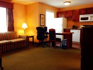 Kuchyň nebo kuchyňský kout v ubytování GrandStay Hotel & Suites Downtown Sheboygan
