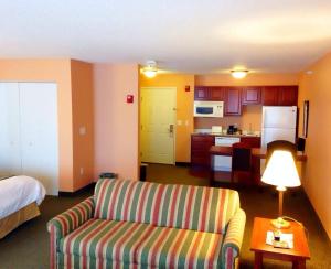 Kuchyň nebo kuchyňský kout v ubytování GrandStay Hotel & Suites Downtown Sheboygan