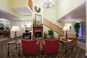 Posezení v ubytování GrandStay Hotel & Suites Downtown Sheboygan