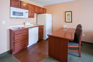 
A kitchen or kitchenette at GrandStay Hotel & Suites Downtown Sheboygan
