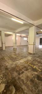 ヴィッラ・サン・ジョヴァンニにあるB&B Around the Worldの床の上に黄色い線が施された空の広い部屋