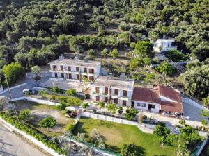 una vista aerea di una grande casa con un giardino di Theasea a Párga