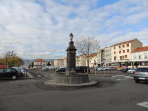 una estatua en medio de un estacionamiento en Monfs Apparts Clermont-Ferrand, pres de toute commodites, en Clermont-Ferrand