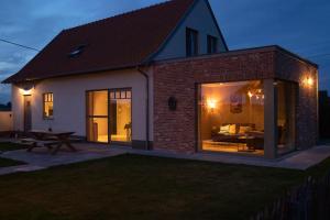 a large glass extension to a brick house at Toetindroaj in Kortemark