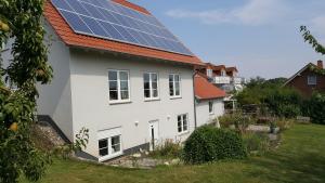 una casa con paneles solares en el techo en Ferienwohnung Seeburger See, en Seeburg