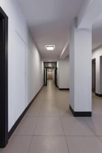 an empty hallway in an office building with white walls at Malta Apartament IMPERO z Parkingiem in Poznań